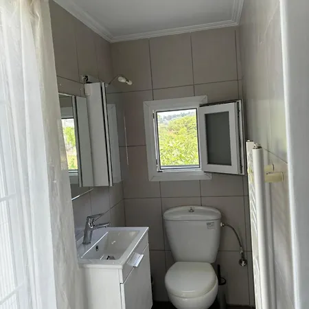 Lodge Lazaros